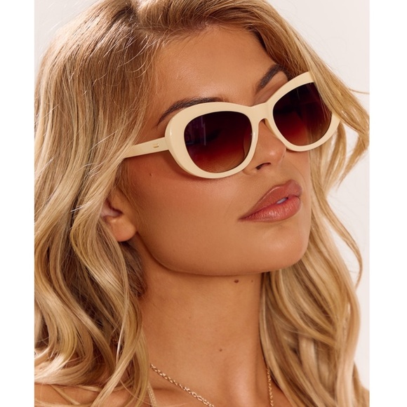 3/$35 NWT PrettyLittleThing- Cream Rounded Cat Eye Sunglasses - Picture 1 of 2
